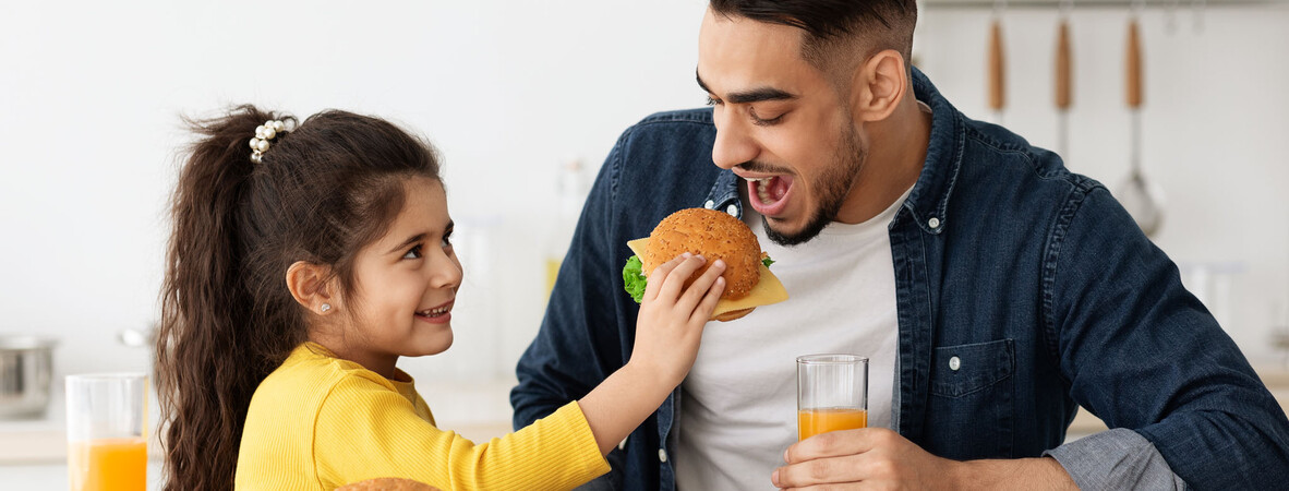 Mädchen und Vater essen gemeinsam